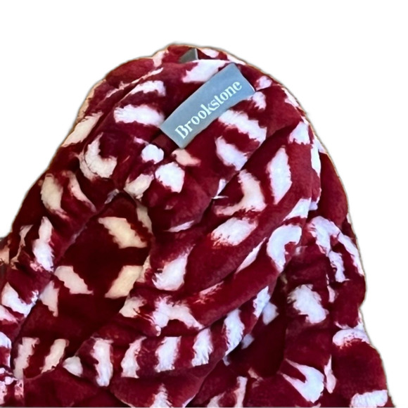 Brookstone Plush Red White Snowflake Slippers One Size - Picture 9 of 11